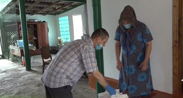 Раздача продуктов малоимущим. Кадр видео ЧГТРК "Грозный" https://www.youtube.com/watch?v=tnpTrnzvwCk&feature=emb_logo
