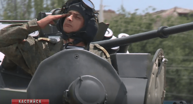 Репетиция парада Победы в Каспийске 20 июня 2020 года. Стоп-кадр видео РГВК "Дагестан", https://rgvktv.ru/obshchestvo/66763