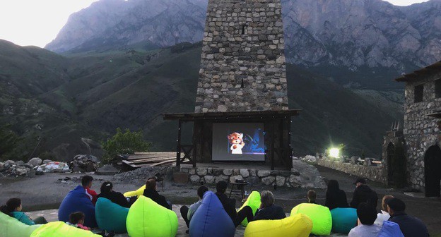 Кинотеатр под открытым небом в горах Северной Осетии. Фото Заура Цаллагова