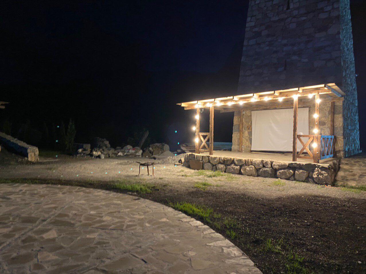 Кинотеатр под открытым небом в горах Северной Осетии. Фото Заура Цаллагова