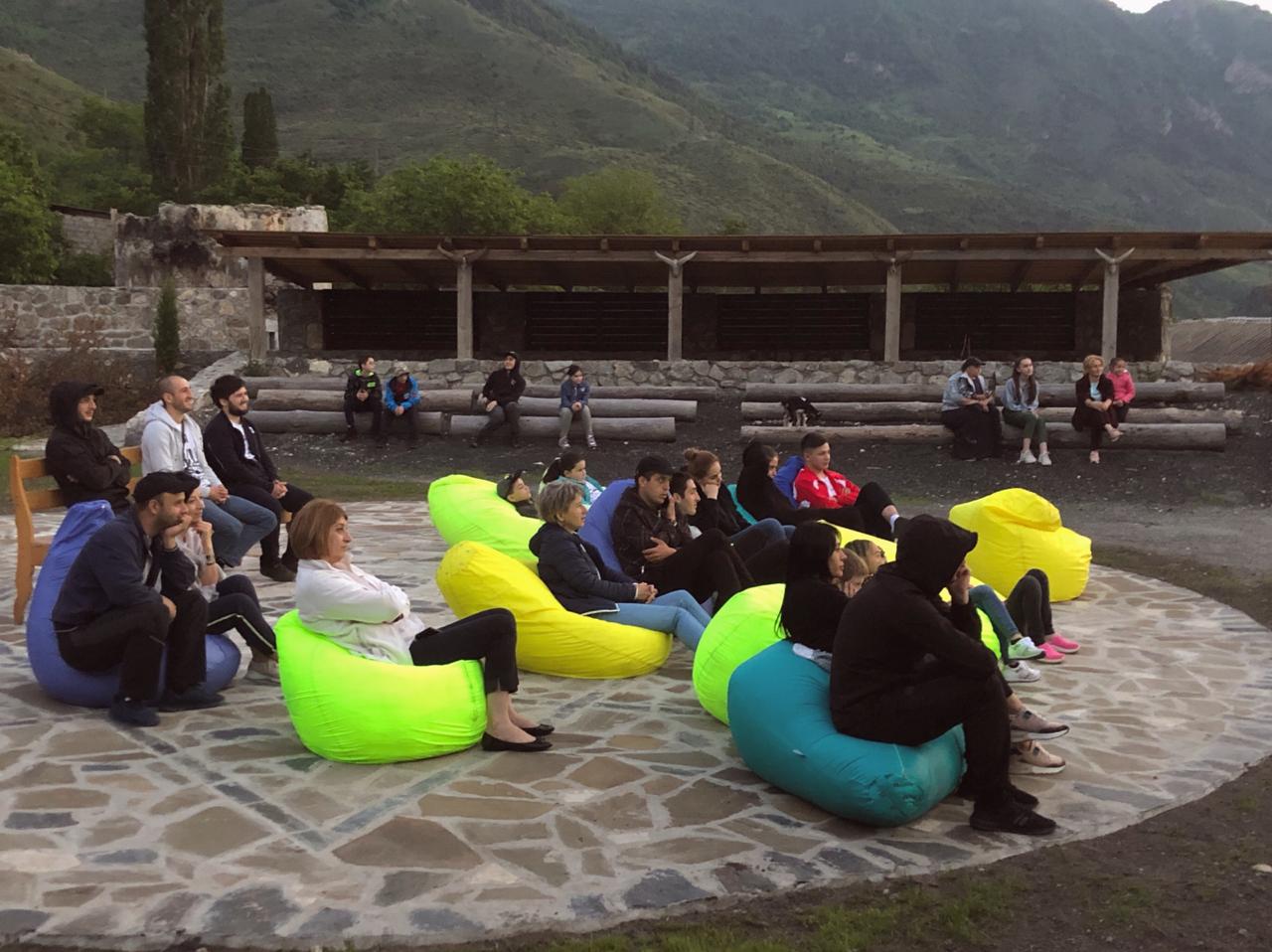 Зрители кинотеатра под открытым небом в горах Северной Осетии. Фото Заура Цаллагова