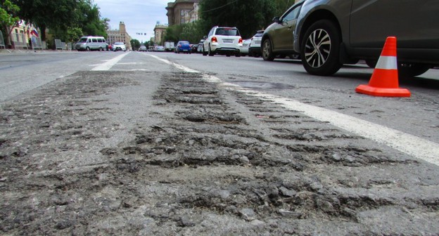 Разбитая дорога на участке улиц Мира и Ленина в Волгограде. Фото Вячеслава Ященко для "Кавказского узла"