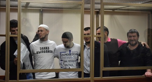 Фигуранты "ялтинского дела" на оглашении приговора (слева направо):  Рефат Алимов, Арсен Джеппаров, Вадим Сирук, Эмир-Усеин Куку, Муслим Алиев, Энвер Бекиров. Фото Константина Волгина для "Кавказского узла"
