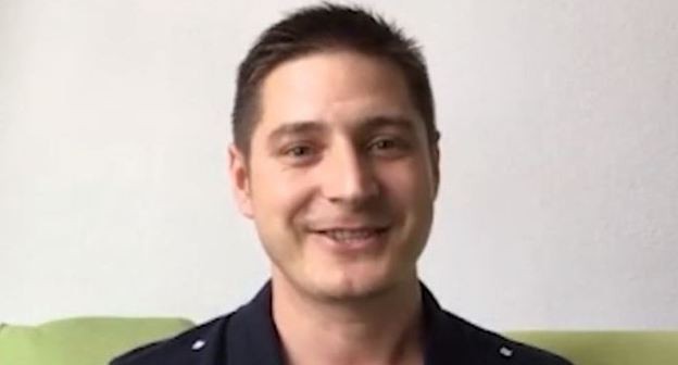 Максим Лапунов. Стоп-кадр видео https://tvrain.ru/teleshow/here_and_now/hbo_o_pytkah_geev_v_chechne-511601/