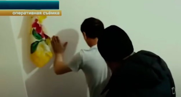 Задержание. Кадр виле канал HBO
 https://www.youtube.com/watch?v=_2KMm49B6pE&feature=emb_logo