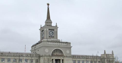 Часы на здании вокзала в Волгограде. Фото Вячеслава Ященко для "Кавказского узла"