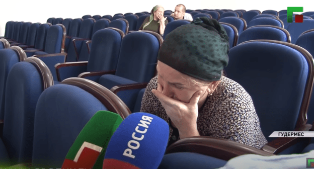 Скриншот видео "Малкан Мадаева из Гудермеса чуть не погубила свою единственную дочь", https://youtu.be/kt_iOuWDWJc