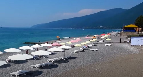 Пляж в Гагре, Абхазия. Кадр видео 
rus31news https://www.youtube.com/watch?time_continue=1&v=ms6r0JYfXEA&feature=emb_logo