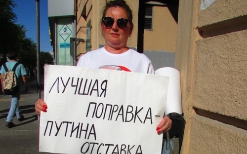 Пикетчица Елена Шеина с плакатом против конституционных изменений. Волгоград, 19 июля 2020 года. Фото Вячеслава Ященко для "Кавказского узла".