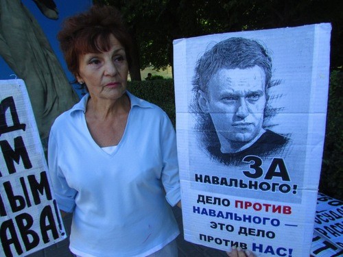 Галина Тихенко держит плакат в поддержку Навального. Волгоград, 19 июля 2020 года. Фото Вячеслава Ященко для "Кавказского узла".