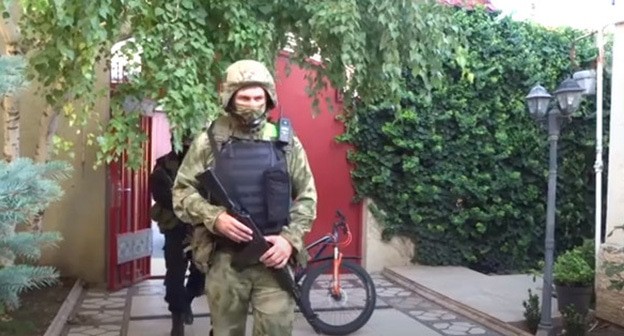 Сотрудник силовых структур. Стоп-кадр видео Следственный комитет Российской Федерации https://www.youtube.com/watch?v=OpCFWRqbYcI&feature=youtu.be
