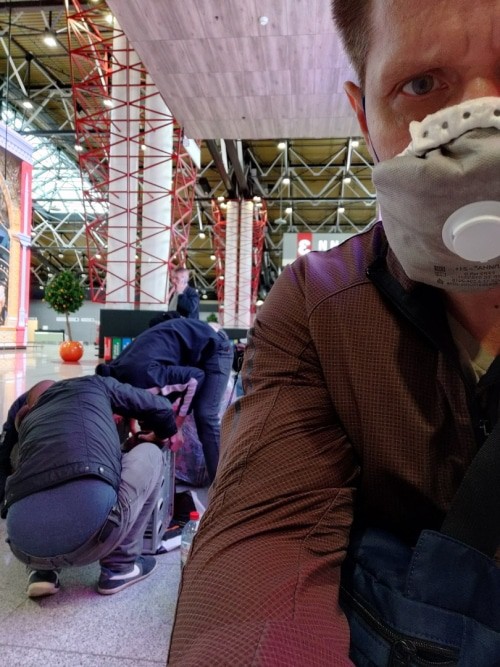 Полицейские (на заднем плане) разбирают компьютер Олега Грека. Фото: Олег Грек.