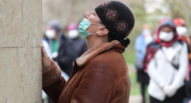Верующие в защитных масках. Марнеульский район Грузии. 12 апреля 2020 года. Фото: REUTERS/Irakli Gedenidze