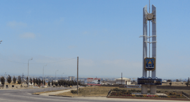 Стела при въезде в Избербаш. Фото: By АбуУбайда, https://commons.wikimedia.org/w/index.php?curid=2257509