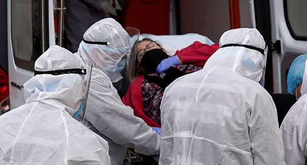 Медицинские работники возле машины скорой помощи. Фото REUTERS/Tatyana Makeyeva