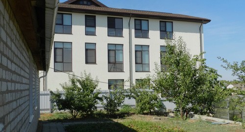 Контора Садов Придонья смотрит окнами во двор Задемидченко. Фото Татьяны Филимоновой для "Кавказского узла"