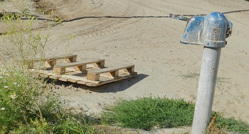 Колонка, из которой можно набрать воду. Фото Татьяны Филимоновой для "Кавказского узла"