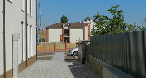 От здания конторы Сады Придонья до забора пенсионеров не более пяти метров. Фото Татьяны Филимоновой для "Кавказского узла"