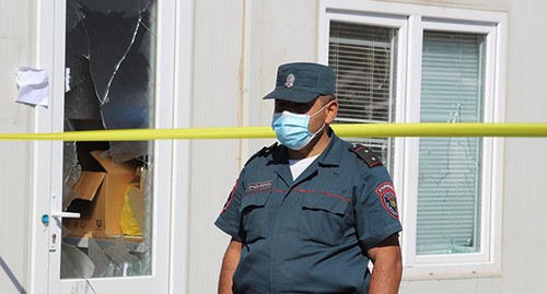 Сотрудник полиции. 4 августа 2020 г. Фото Тиграна Петросяна для "Кавказского узла"