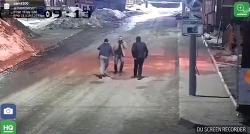 Кадры камеры видеонаблюдения незадолго до убийства Хусея Макитова. Фото: кадр видео Rustam Kalibat https://www.facebook.com/groups/105503963342952/permalink/174894366403911/