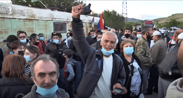 Защитники Амулсара перекрыли дорогу на Джермук. 6 августа 2020 года. Скриншот видео https://youtu.be/fhqHz6EGSxk