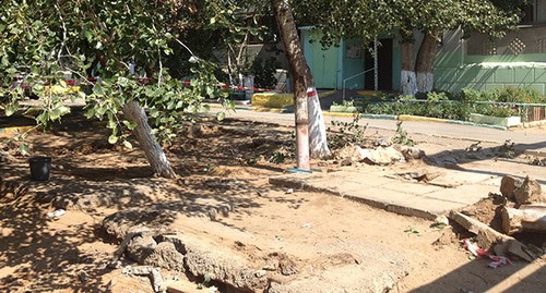 Власти начали демонтажные работы на детской площадке. Астрахань. Фото Алены Садовской для "Кавказского узла"