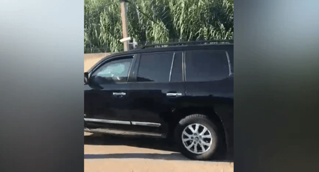 Скриншот видео внедорожника, который протаранил ворота на границе России и Абхазии https://kubnews.ru/proisshestviya/2020/08/08/pomoshchnik-prezidenta-abkhazii-avidzba-protaranil-vorota-na-granitse-v-sochi/?utm_source=yxnews&utm_medium=desktop&utm_referrer=https%3A%2F%2Fyandex.ru%2Fnews