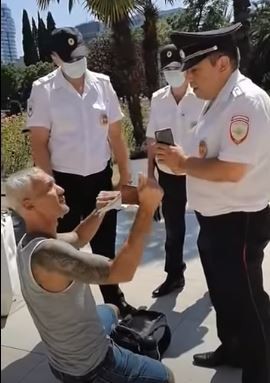 Задержание видеоблогера Василия Бондаря в Сочи. Фото "Кавказскому узлу" предоставлено Свтланой Кравченко