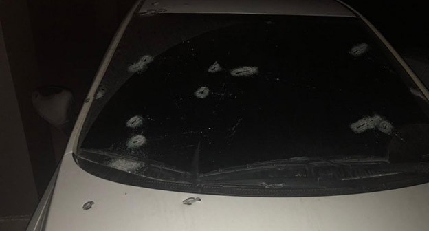 Следы от пуль на стекле автомобиля. Фото:  интернет-газета «Ингушетия» 
 https://gazetaingush.ru/