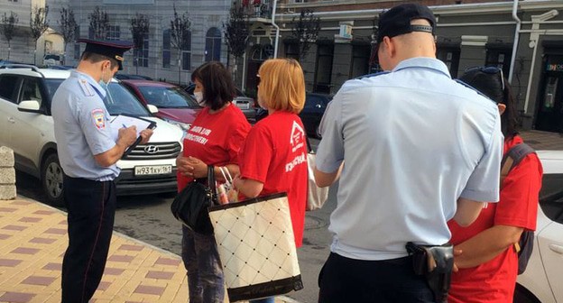 Полицейские вручают ростовских обманутым дольщикам предупреждения. Фото  Ирины Власовой для "Кавказского узла"
