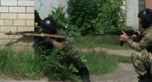 Сотрудники силовых структур. Фото: пресс-служба НАК http://nac.gov.ru/antiterroristicheskie-ucheniya/operativnym-shtabom-v-orlovskoy-oblasti-provedeno.html#&gid=1&pid=3