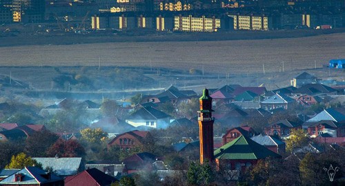 Вид на село Али-Юрт и город Магас (на заднем плане). Фото Адам Сагов https://ru.wikipedia.org/wiki/Али-Юрт