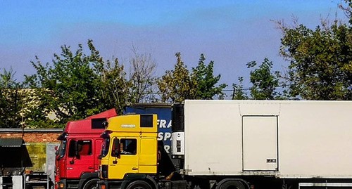 Выбросы в небе. фото Алексея Уляьнова