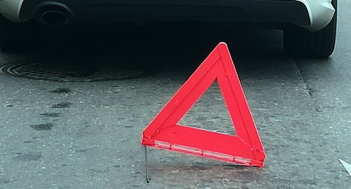 Знак аварии на дороге. Фото Нины Тумановой для "Кавказского узла" Знак аварии на дороге. Фото Нины Тумановой для "Кавказского узла"