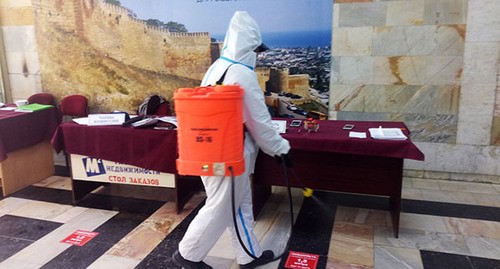 Санобработка избирательного участка #1049 Махачкалы. 11 сентября 2020г. Фото Расула Магомедова для "Кавказского узла" Санобработка избирательного участка #1049 Махачкалы. 11 сентября 2020г. Фото Расула Магомедова для "Кавказского узла"