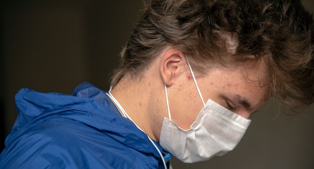 Молодой человек в медицинской маске. Фото Нины Туманвоой для "Кавказского узла"