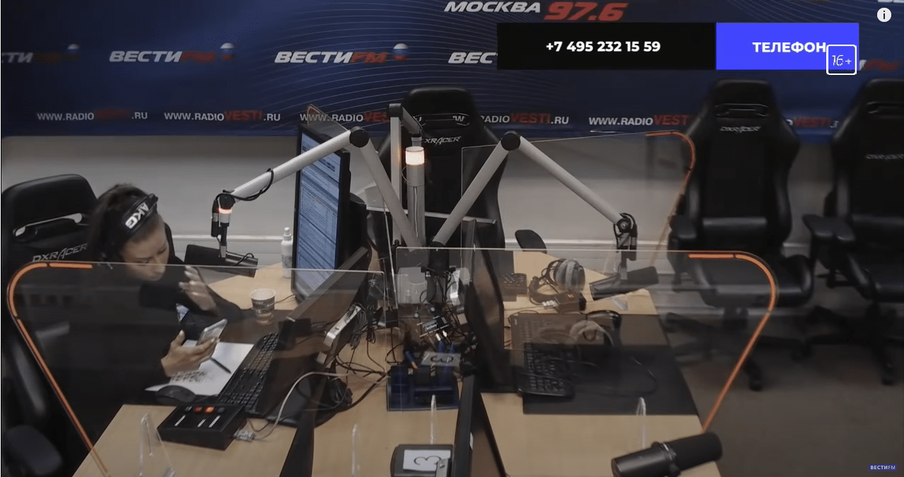 Ведущая радио "ВестиFM" общается по телефону с Михаилом Леонтьевым. Стоп кадр видео "Попытки демократов "обнулить" Трампа * Формула смысла (10.07.20)", https://youtu.be/sDNyXYbMS-c