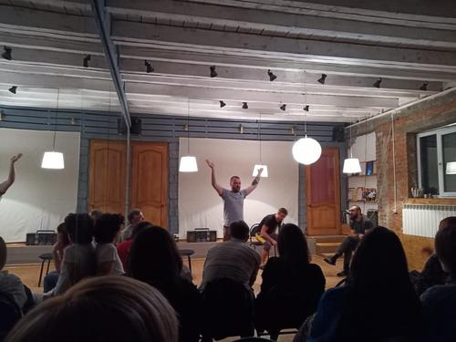 Взгляд на сцену из зрительного зала во время спектакля "Мама на Востоке" во Владикавказе. Фото Тамары Агкацевой для «Кавказского узла»