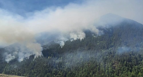 Пожар в Карачаевском районе. Фото: пресс-служба МЧС России https://09.mchs.gov.ru/ Пожар в Карачаевском районе. Фото: пресс-служба МЧС России https://09.mchs.gov.ru/