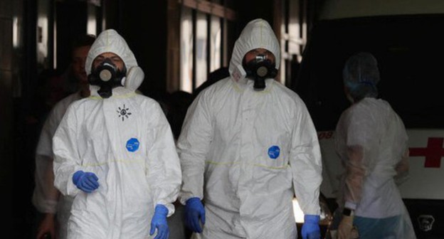 Медицинские работники у машины скорой помощи. Фото: REUTERS/Anton Vaganov