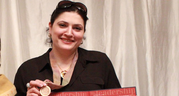 Лауреатки премии "Молодые женщины за мир на Кавказе"  Маликат Джабирова (Дагестан). Фото:  Юлия Лапицки, Фонд "Квинна тиль квинна" https://www.equalpowerlastingpeace.org/ru/premiyu-molodyie-zhenshhinyi-za-mir-na-kavkaze-podelili-predstavitelnitsyi-azerbaydzhana-armenii-i-dagestana/

