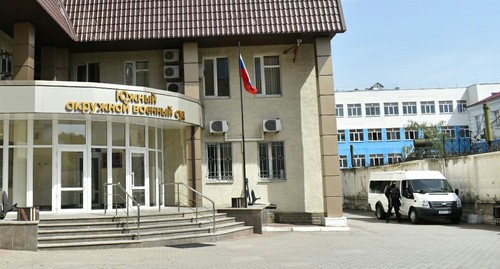 Сотрудник спецназа у военного суда в Ростове-на-Дону. Фото Константина Волгина для "Кавказского узла"
