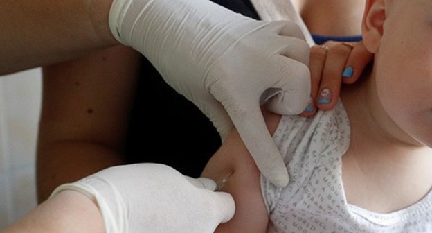 Вакцинация ребенка. Фото: REUTERS/Valentyn Ogirenko