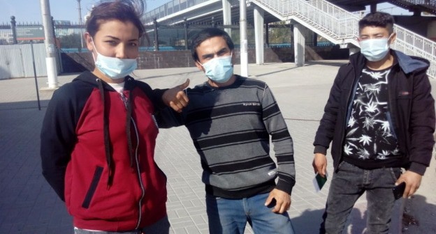 Узбекские мигранты в Волжском. Фото Вячеслава Ященко для "Кавказского узла".