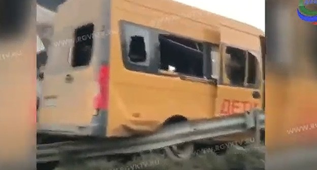 На месте столкновения в Дагестане пяти машин, в том числе "Газели" с детьми и большегрузов. Кадр видео 
РГВК "Дагестан" https://www.youtube.com/watch?v=-jeuIExUzoY&feature=emb_logo