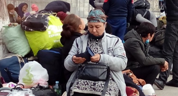 Трудовые мигранты на вокзале в Волжском. Фото Вячеслава Ященко для "Кавказского узла",