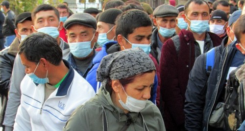 Узбекские мигранты в очереди на посадку в поезд. Фото Вячеслава Ященко для "Кавказского узла".