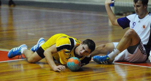 Игрок гандбольного клуба "СКИФ" (лежит). Фото Елена Синеок, "Юга.ру".