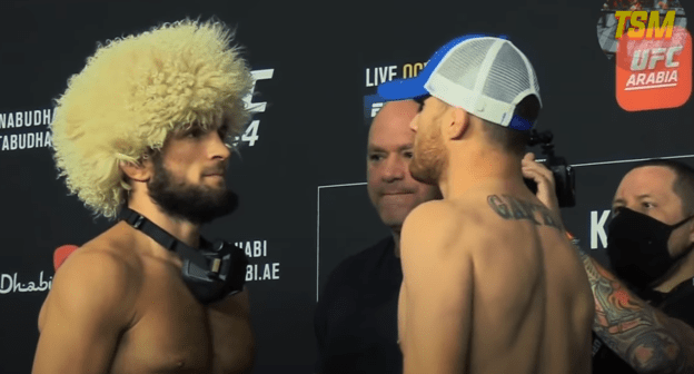 Хабиб Нурмагомедов (слева) и Джастин Гэтжи (справа). Стоп-кадр видео https://youtu.be/t-SnPHz4J9M