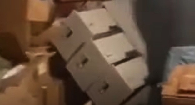 Разгромленный офис Фонда Сорос. Стоп-кадр видео https://www.youtube.com/watch?v=fo8Hp7E9xDc&feature=emb_logo